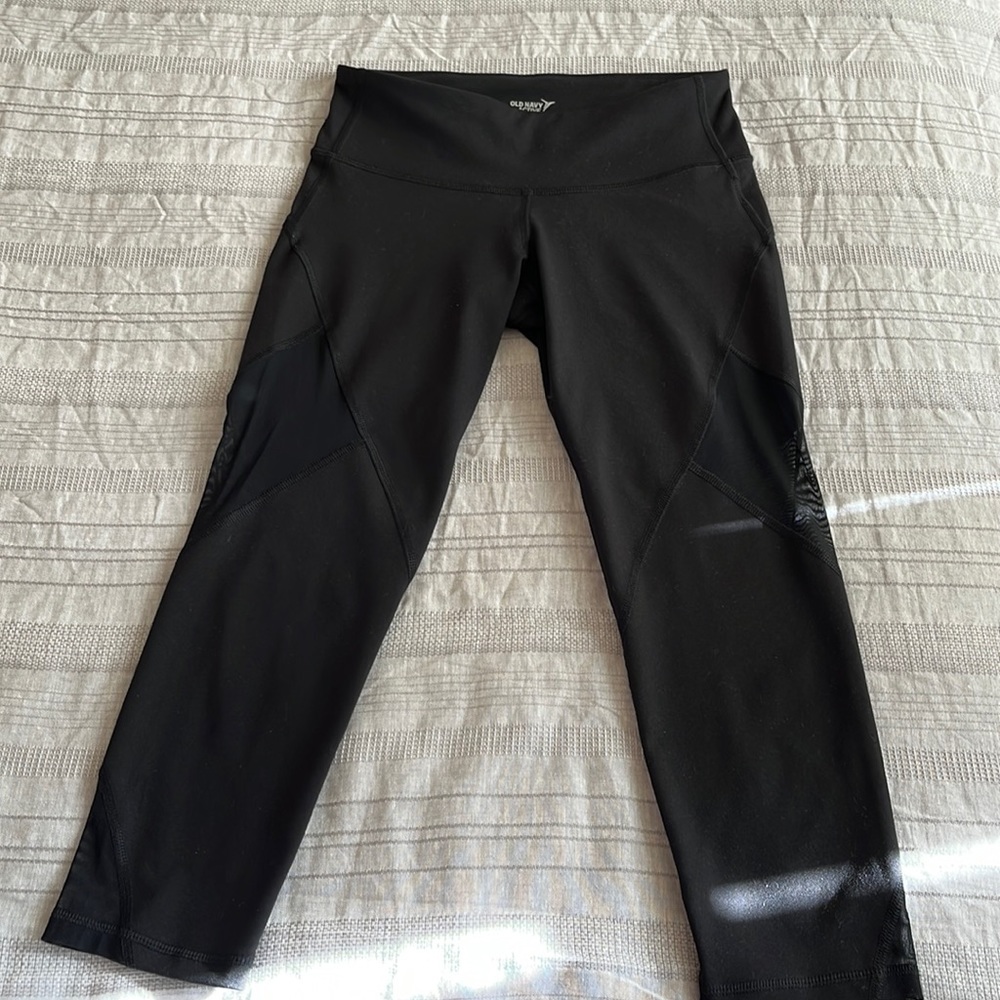 Woman’s Old Navy Active Cropped Leggings With Mesh Inserts, black, size small
